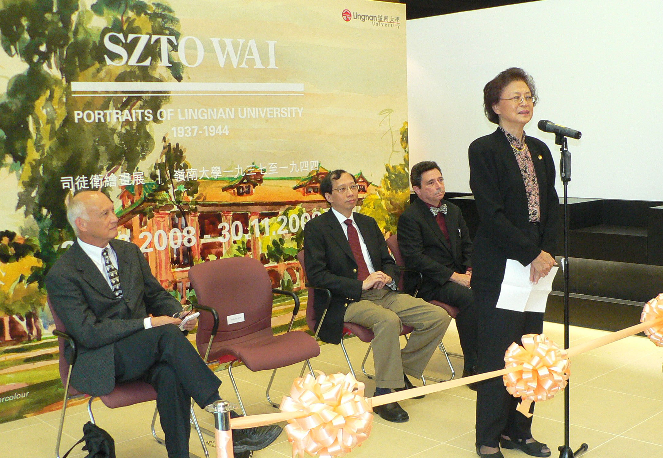 Dr Shirley Mow, Chairman of Lingnan Foundation, officiating at the exhibition opening.
